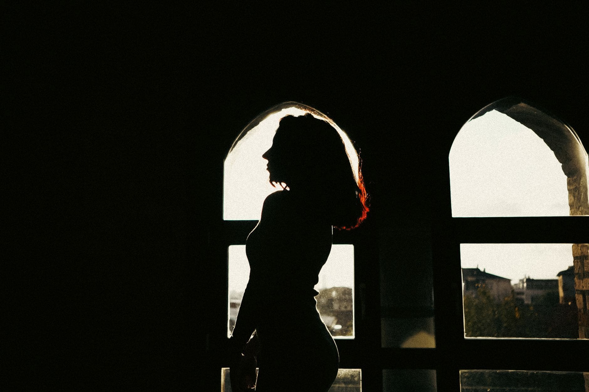 Roger Deakins Cinematography Style: How to Study and Apply His Visual Techniques 1 dramatic window light portrait