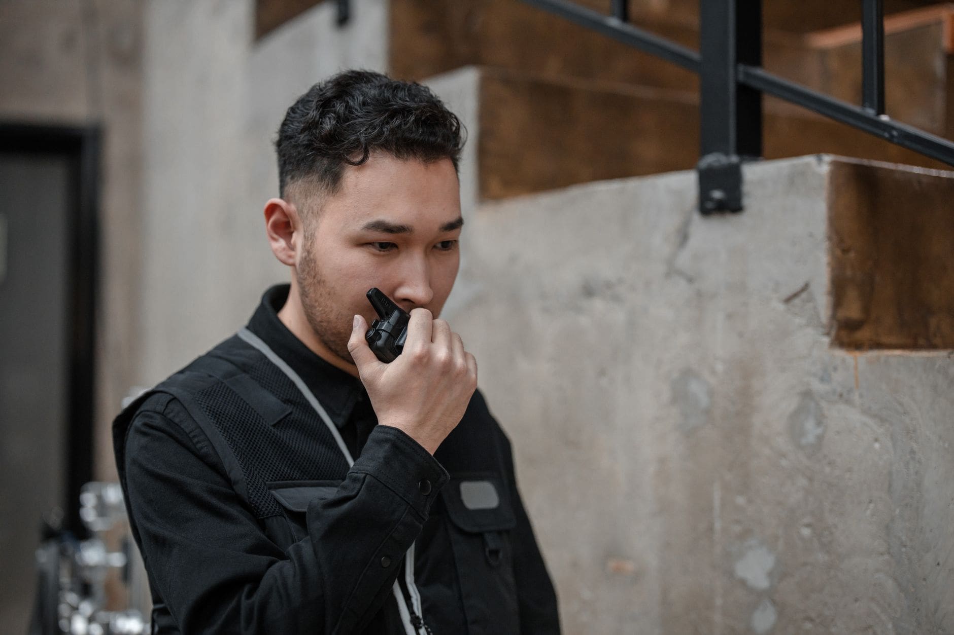 Best On-Set Communication Systems for Film in 2026: Walkie Talkies, Headsets, and Belt Packs Compared 1 walkie talkie film set